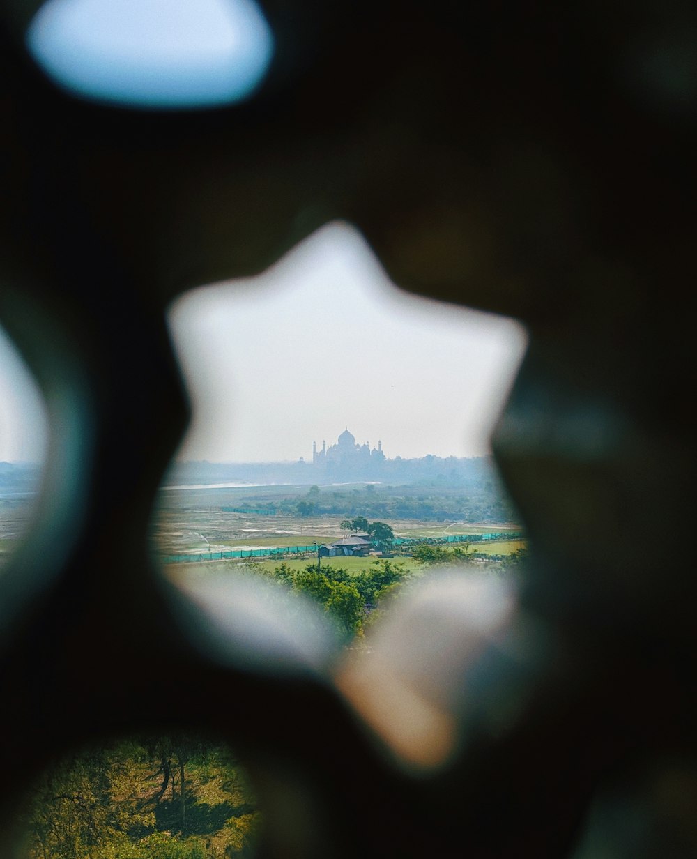 una vista di un castello attraverso una finestra