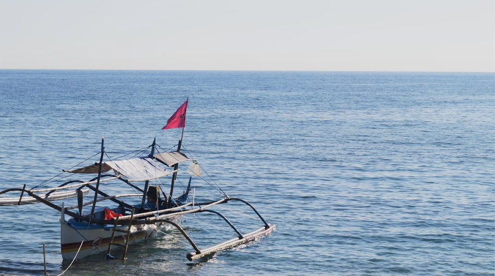 barca bianca sullo specchio d'acqua