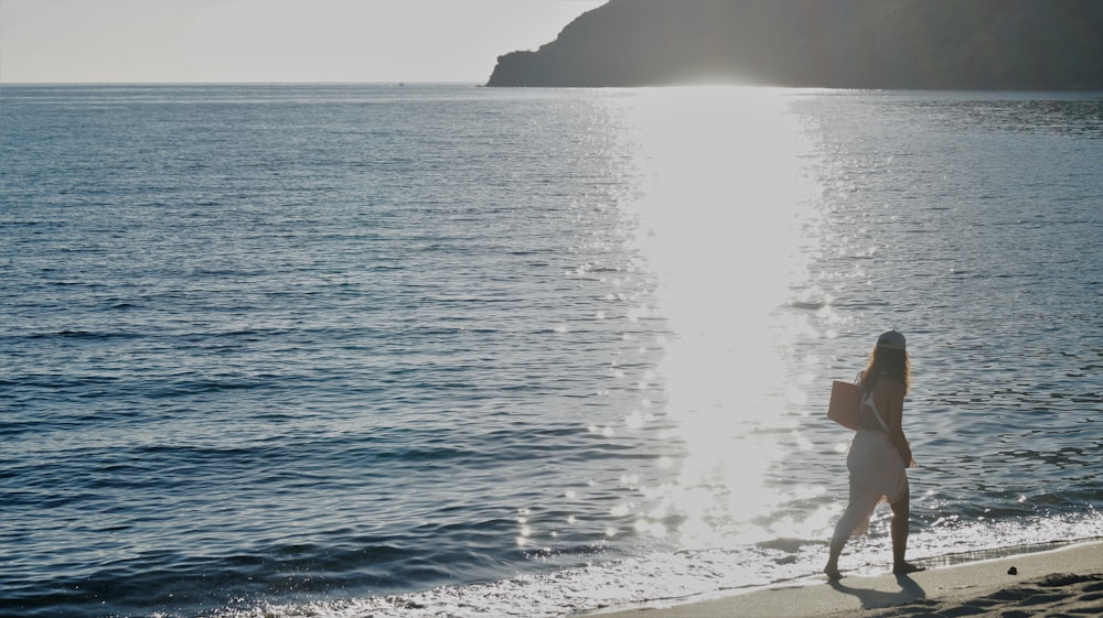 해변을 걷는 흰 드레스를 입은 여자