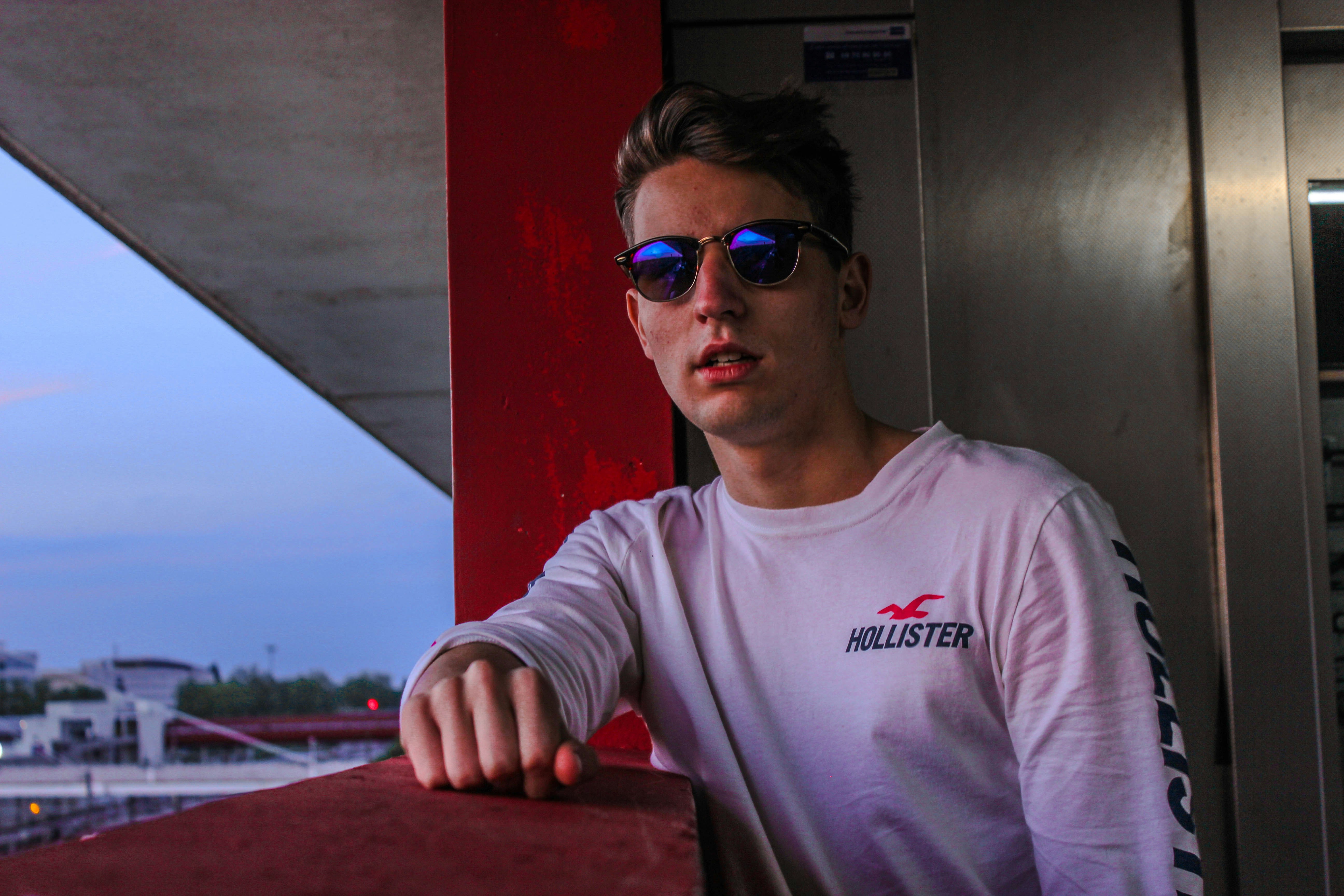 photo-1554704462-bc2afee7383c?ixid=M3wxMjA3fDB8MXxzZWFyY2h8Nnx8cmFjZSUyMGNhciUyMHQtc2hpcnRzfGVufDB8fHx8MTc2NTY1Nzc1OXww\u0026ixlib=rb-4.1.0