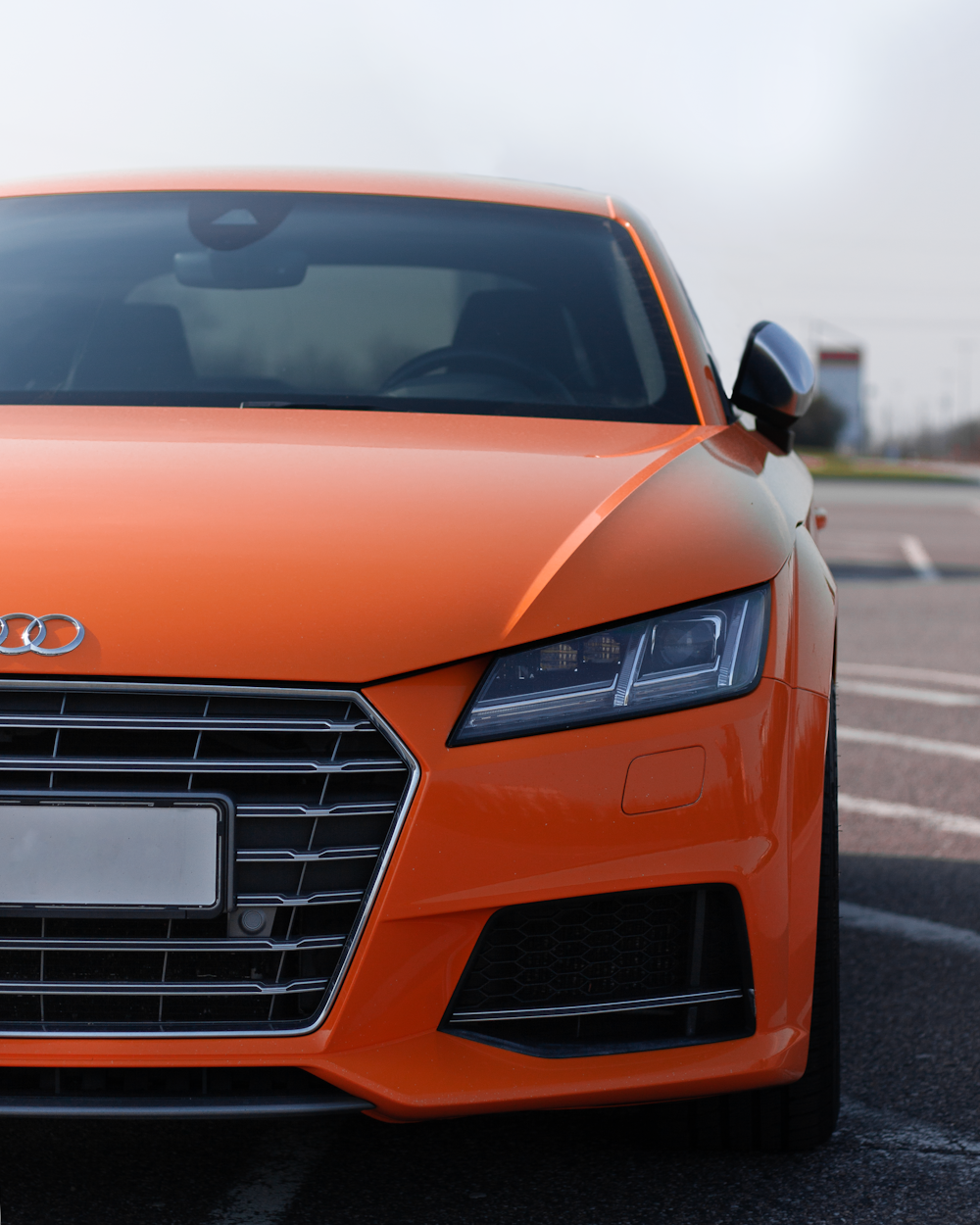 orangefarbenes Audi-Fahrzeug