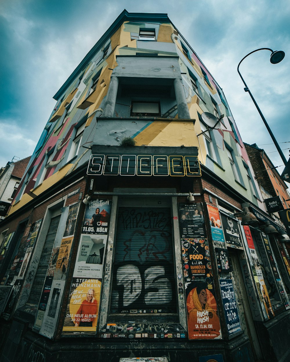 photographie en contre-plongée de la façade de Stiefel