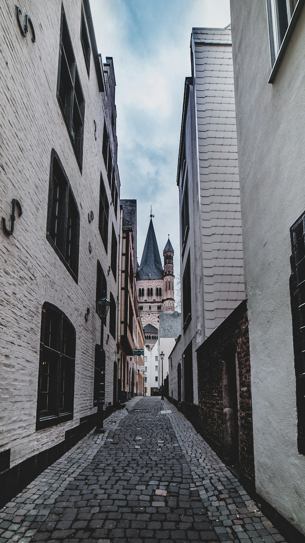 callejón vacío durante el día