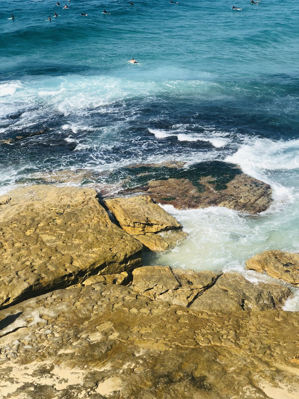 岩に打ち寄せる波の写真