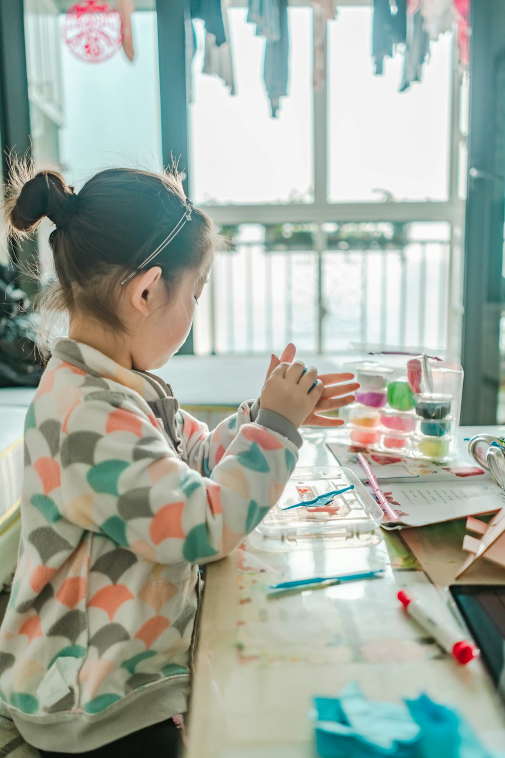 Pintura da menina na mesa