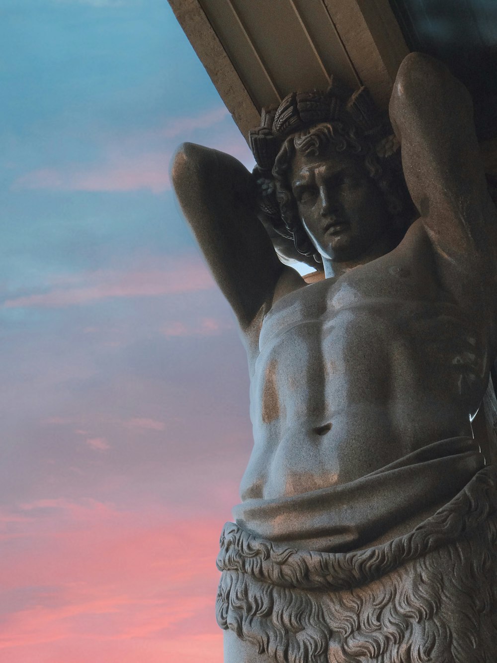 statue de personne debout pendant l’heure dorée