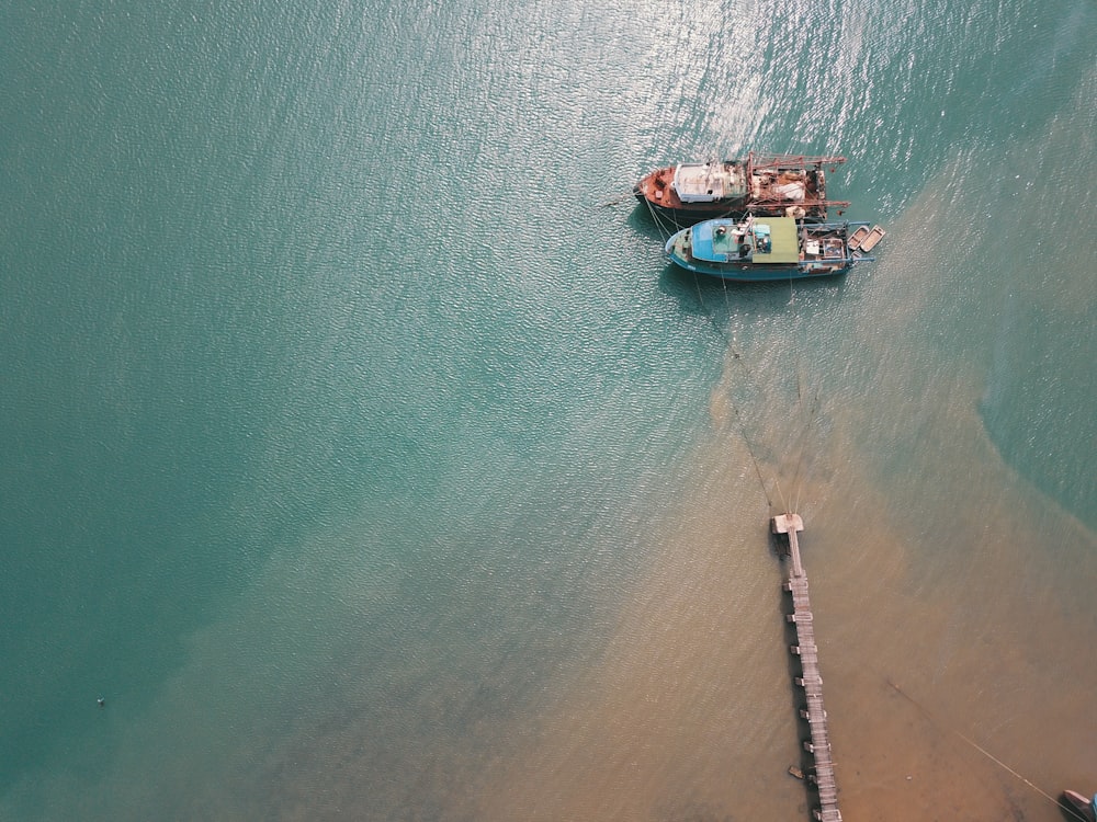 Dos barcos atracados cerca del puerto en fotografía aérea