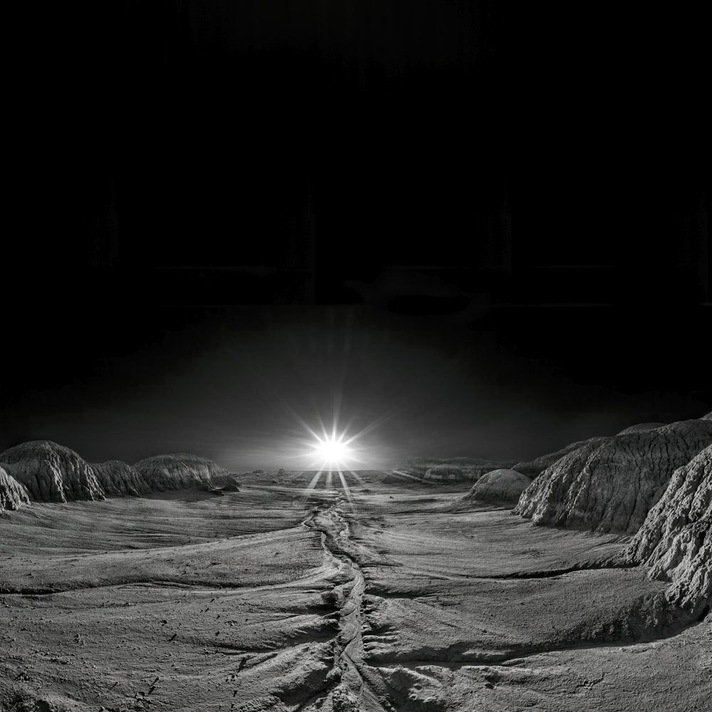 砂漠の道路の白黒写真