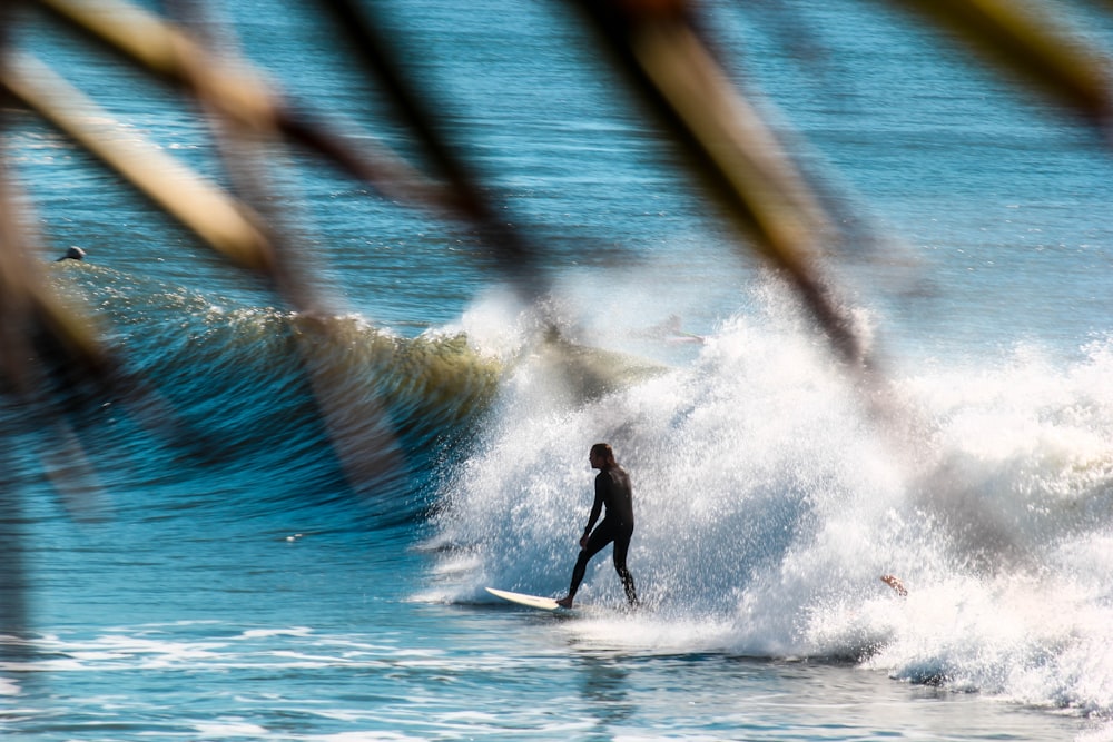 pessoa surfando durante o dia