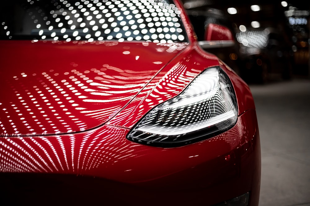 fotografia em close-up do carro vermelho