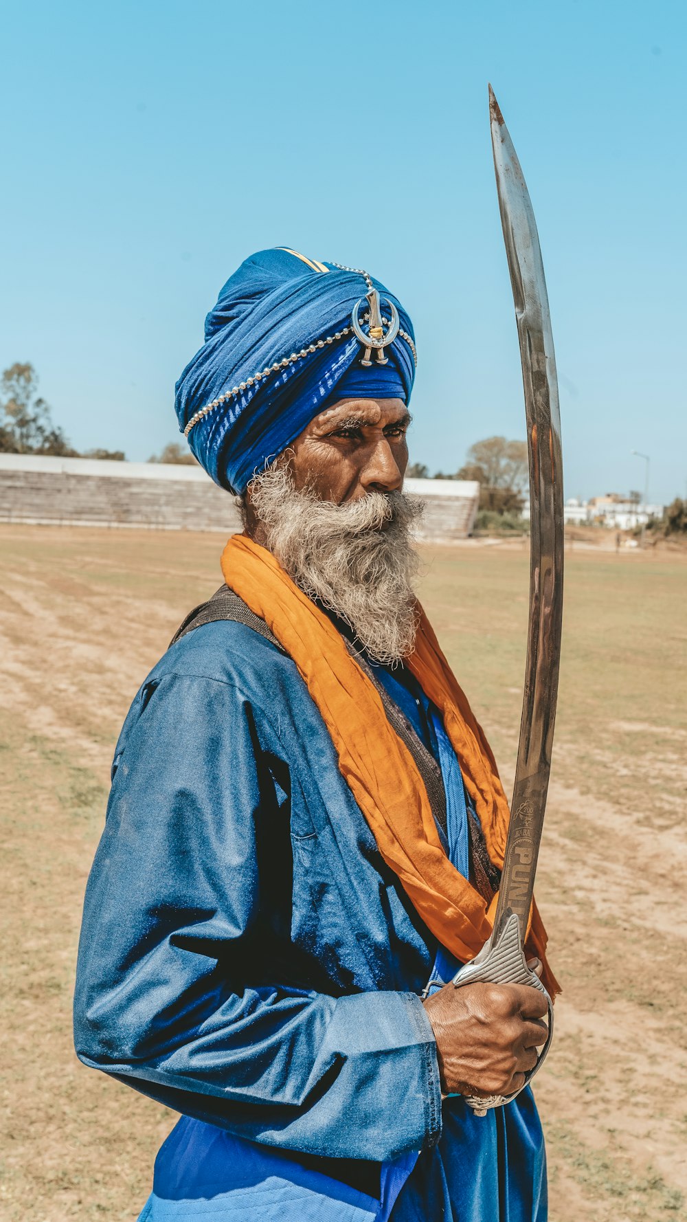 hombre sosteniendo la espada al aire libre durante el día