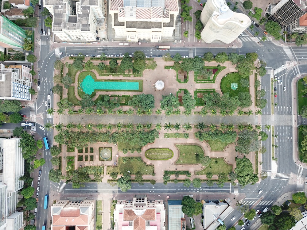 Fotografía aérea de un campo verde durante el día