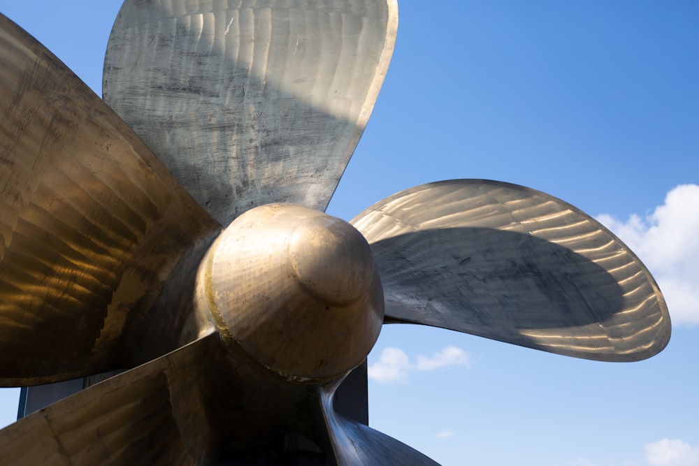 close-up photography of 5-blade fan