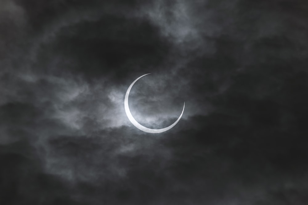 Mond und Wolken