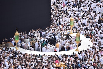 crowd of people worshiping Kaaba, Mecca