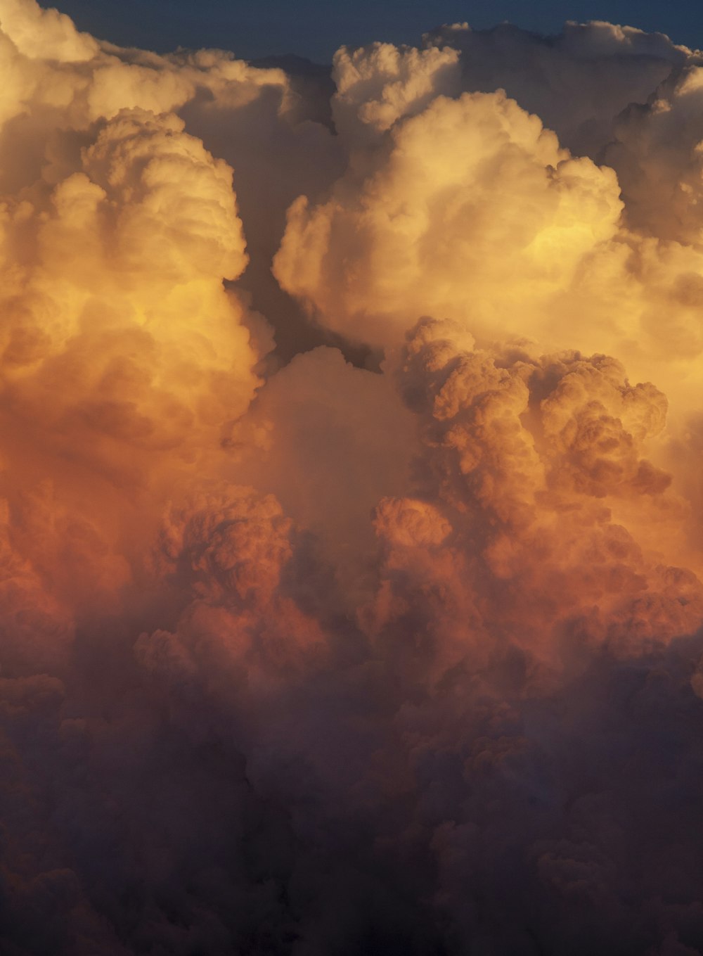 Formazione di nuvole spesse durante l'ora d'oro