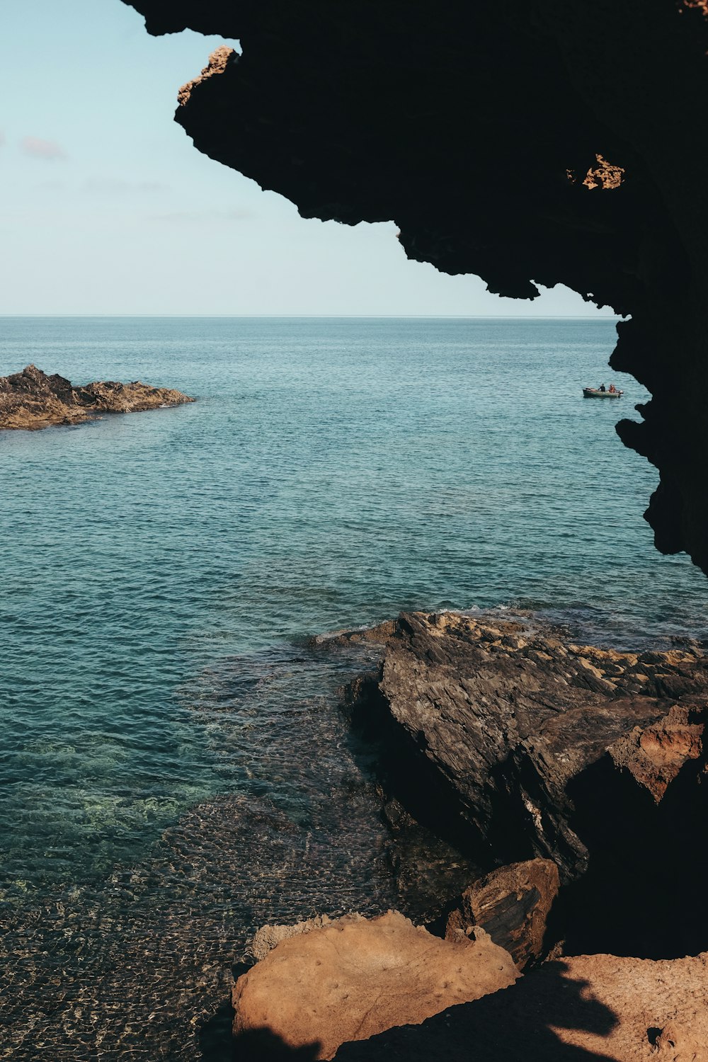 Playa rocosa marrón