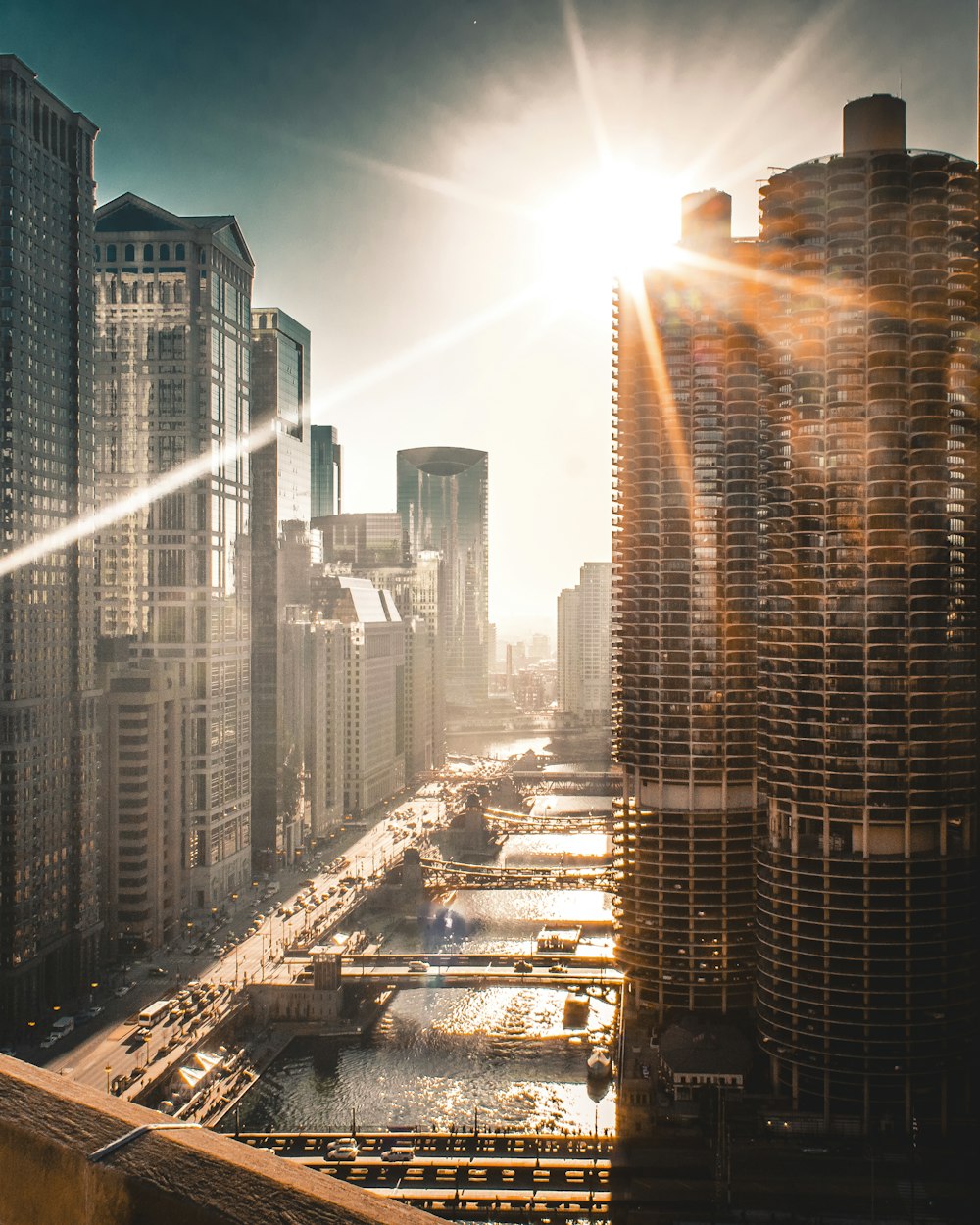 Le soleil se lève sur le bâtiment