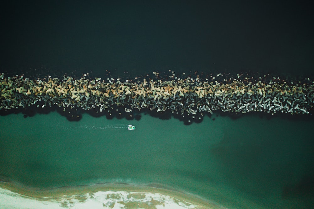 Foto aérea de un barco en el cuerpo de agua