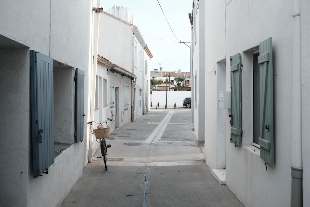 Vélo garé sur le mur blanc du bâtiment