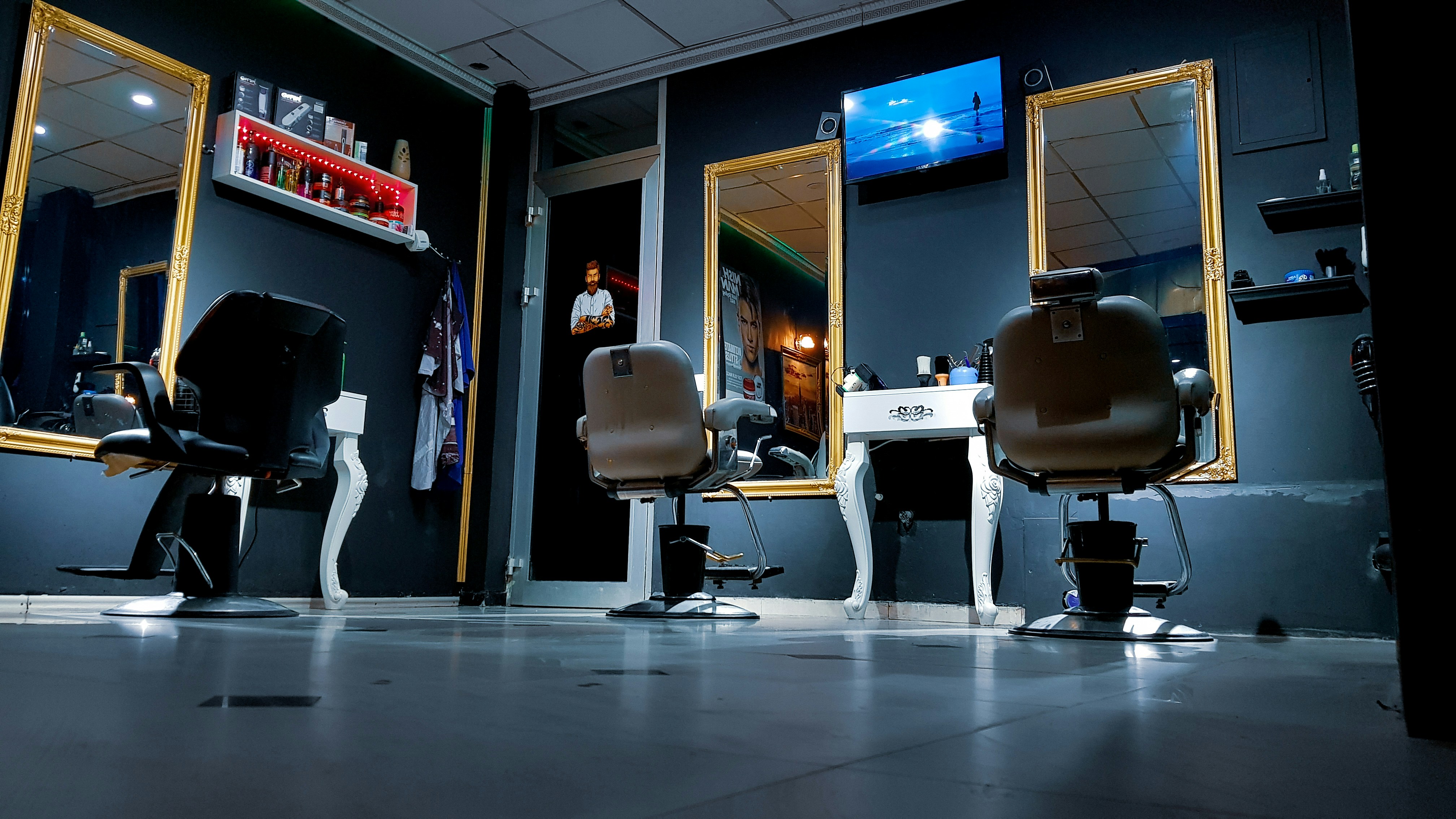 Interior moderno de barbearia