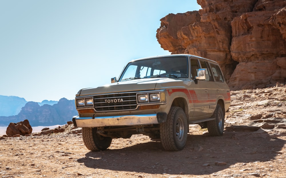 Toyota Land Cruiser argento parcheggiata a terra durante il giorno