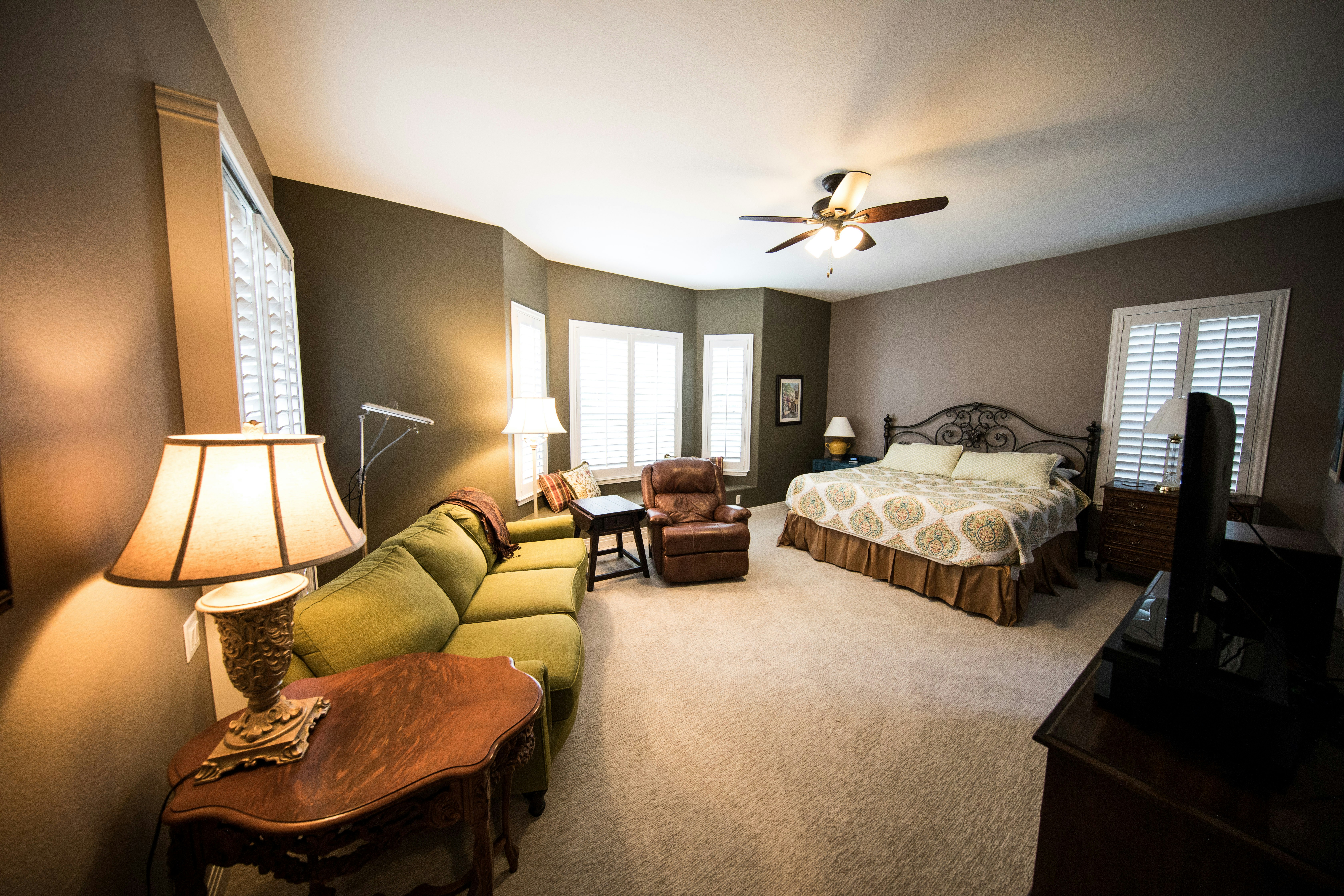 luxury master suite interior, wallpaper, Master Bathroom with Wardrobe: Design Ideas and Layout Guide 6