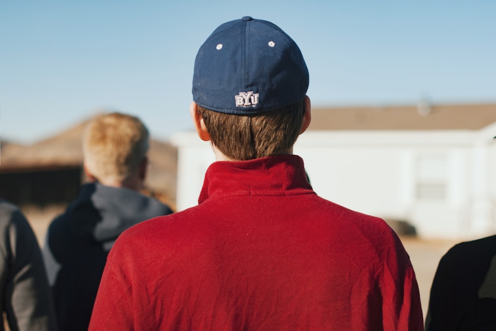 Person mit rotem Poloshirt