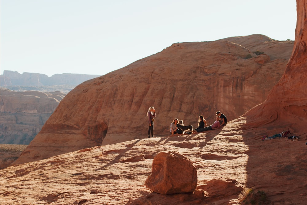 un gruppo di persone sedute sulla cima di una montagna