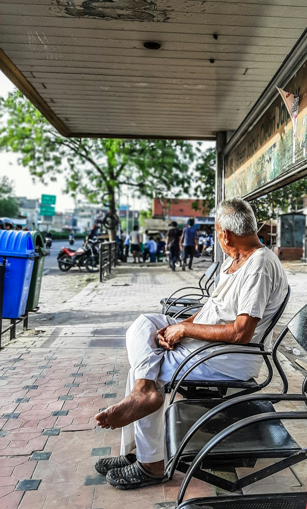 uomo seduto sulla panchina durante il giorno