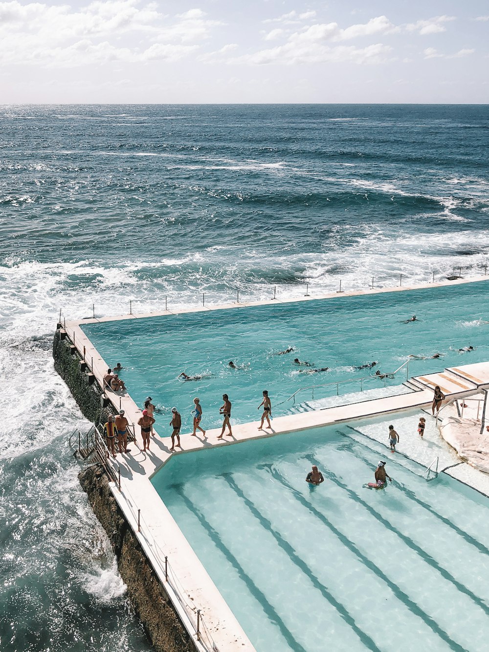 persone che nuotano in piscina vicino al mare