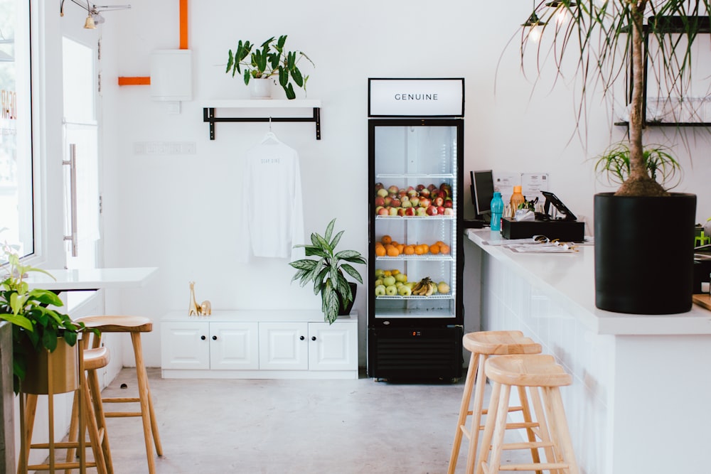 Refrigerador negro cerca de la isla de la cocina