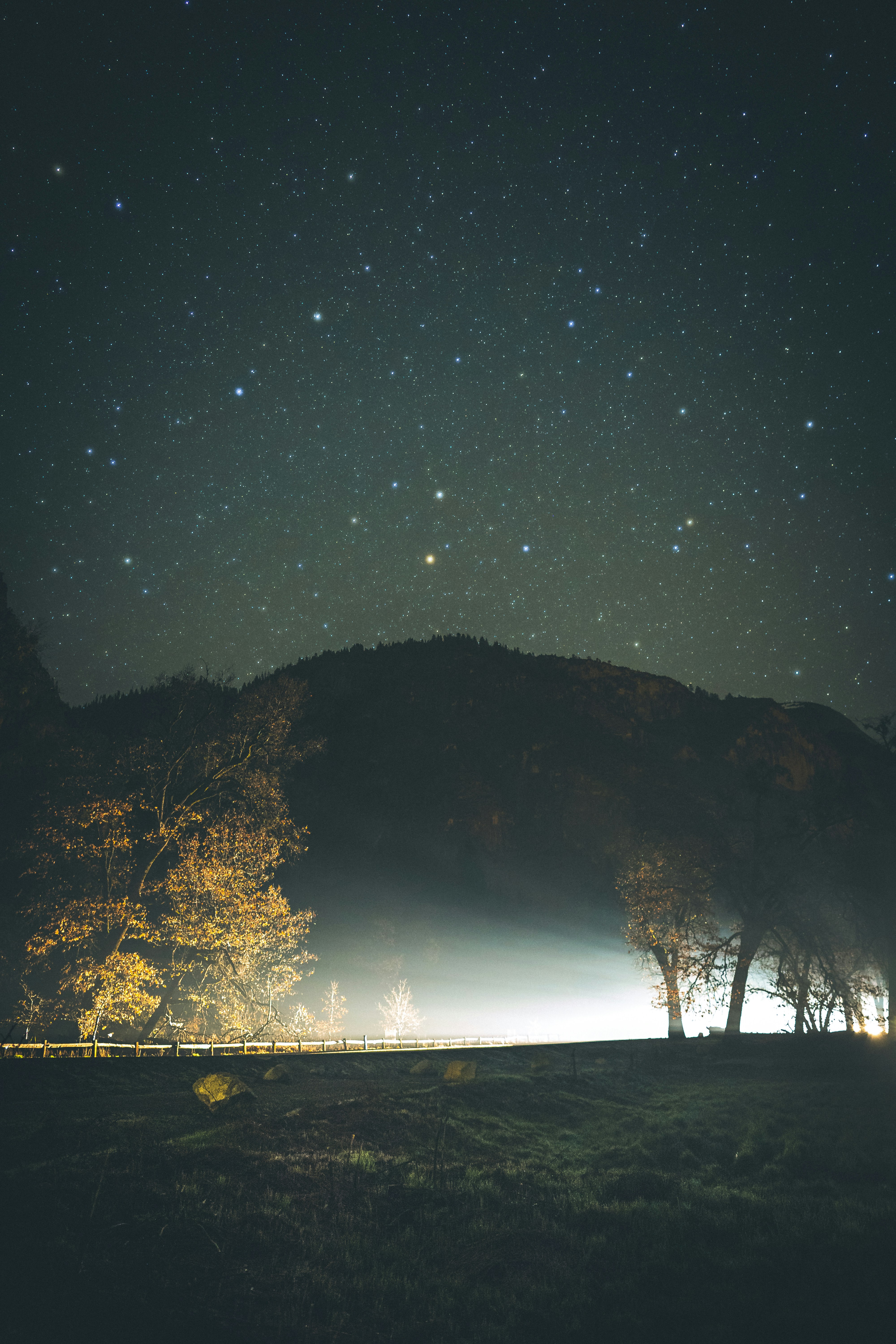 然后，可以写一下枣阳在星空观赏方面的努力和成就，比如建立了天文观测站，举办星空观赏活动，或者与高校合作进行天文研究。这些内容可以展示枣阳在星空保护和利用方面的积极态度