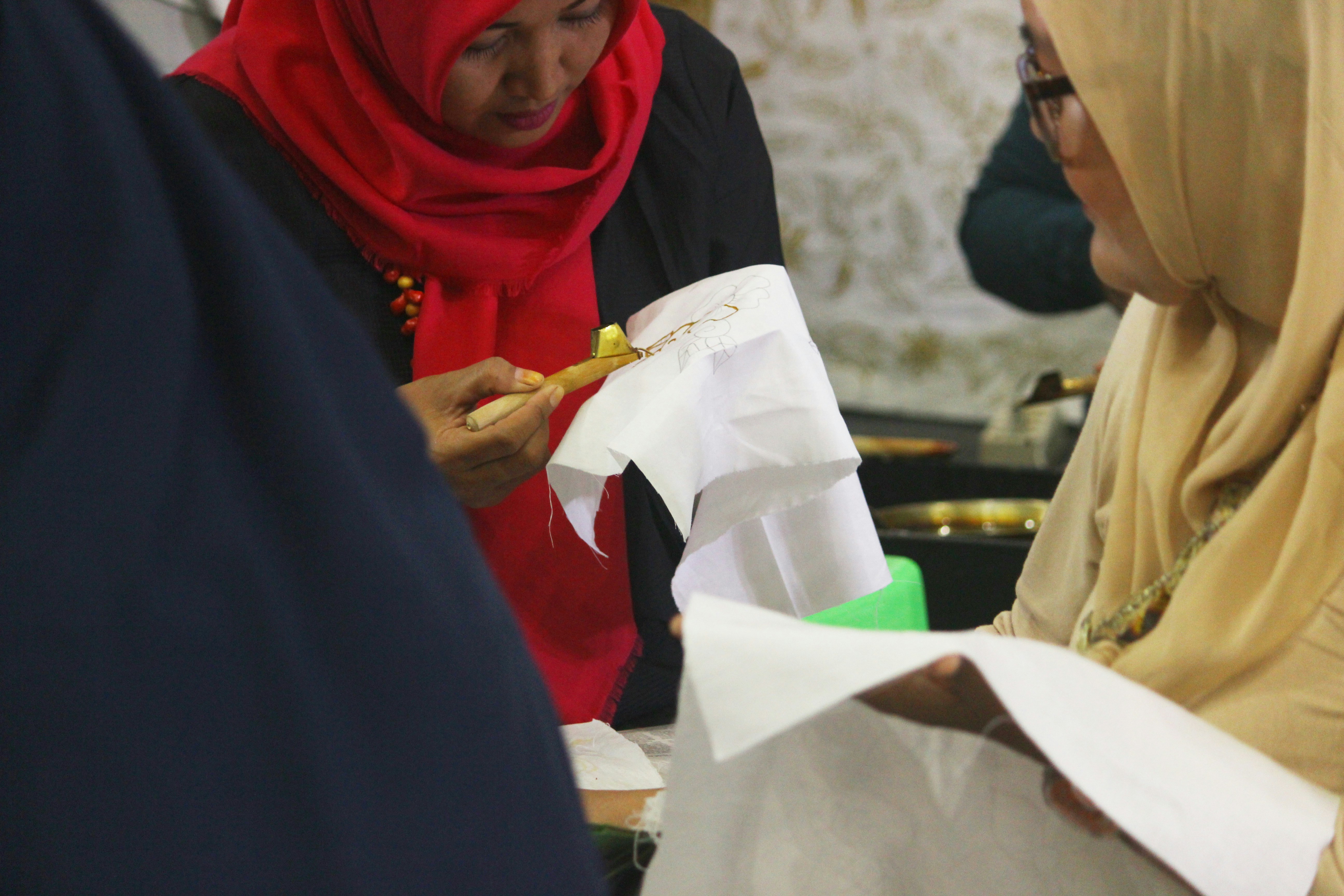 photo-1554881070-0f77dbb0f2b7?ixid=M3wxMjA3fDB8MXxzZWFyY2h8Nnx8YmF0aWslMjBmYWJyaWN8ZW58MHx8fHwxNzYwNTY2MDAyfDA\u0026ixlib=rb-4.1.0