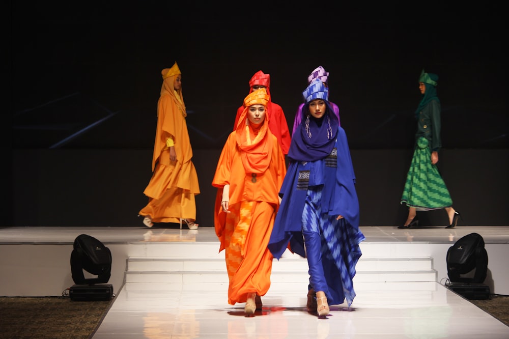 Mujer con vestidos caminando en la pasarela