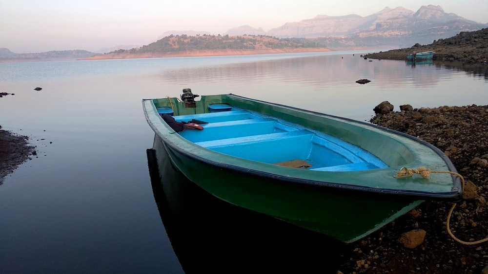 Bateau à rames vert