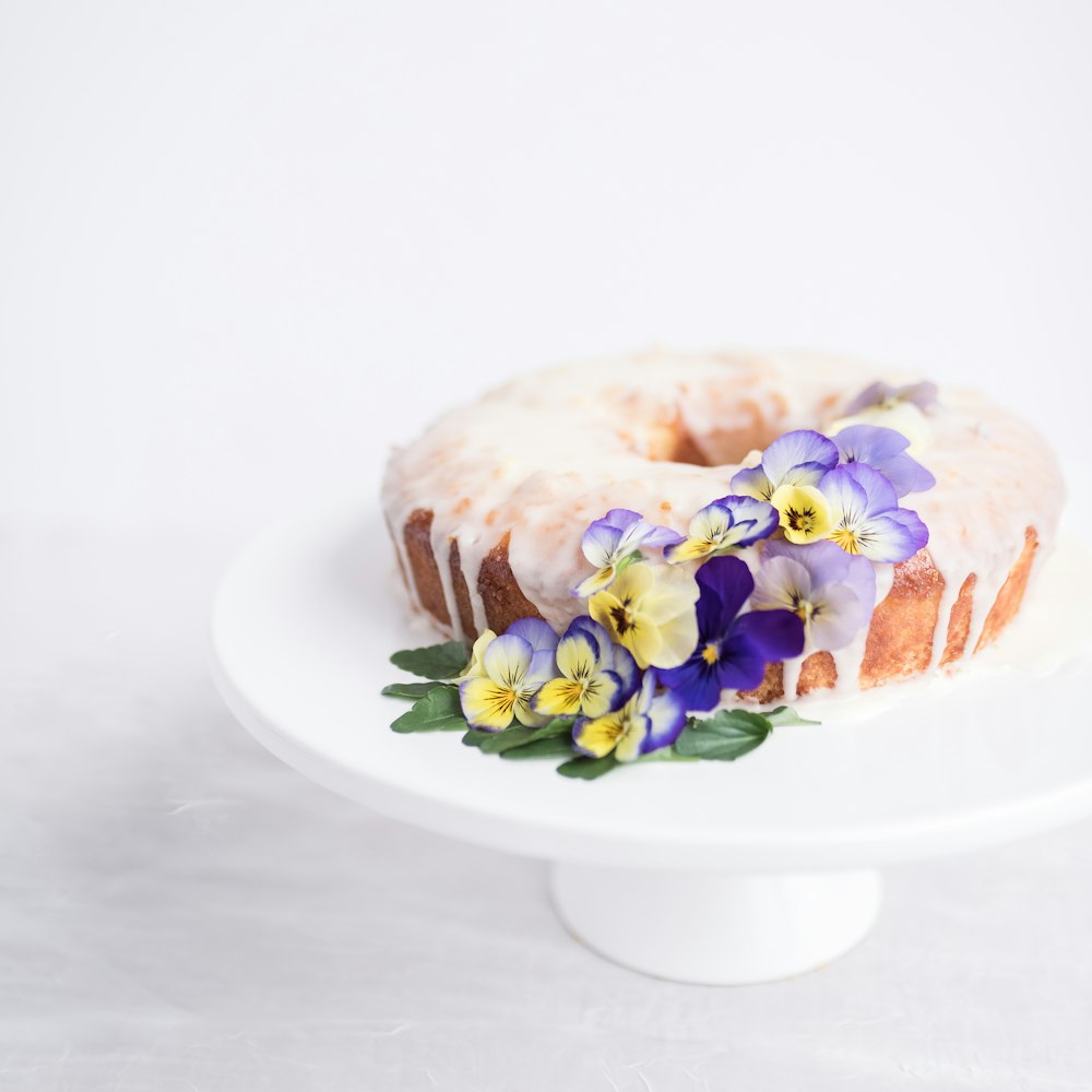 보라색 난초 꽃이 있는 원 레이어 케이크
