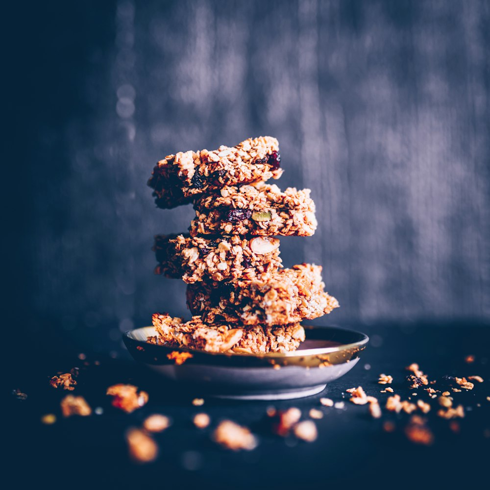 biscotti impilati su piatto snack in ceramica