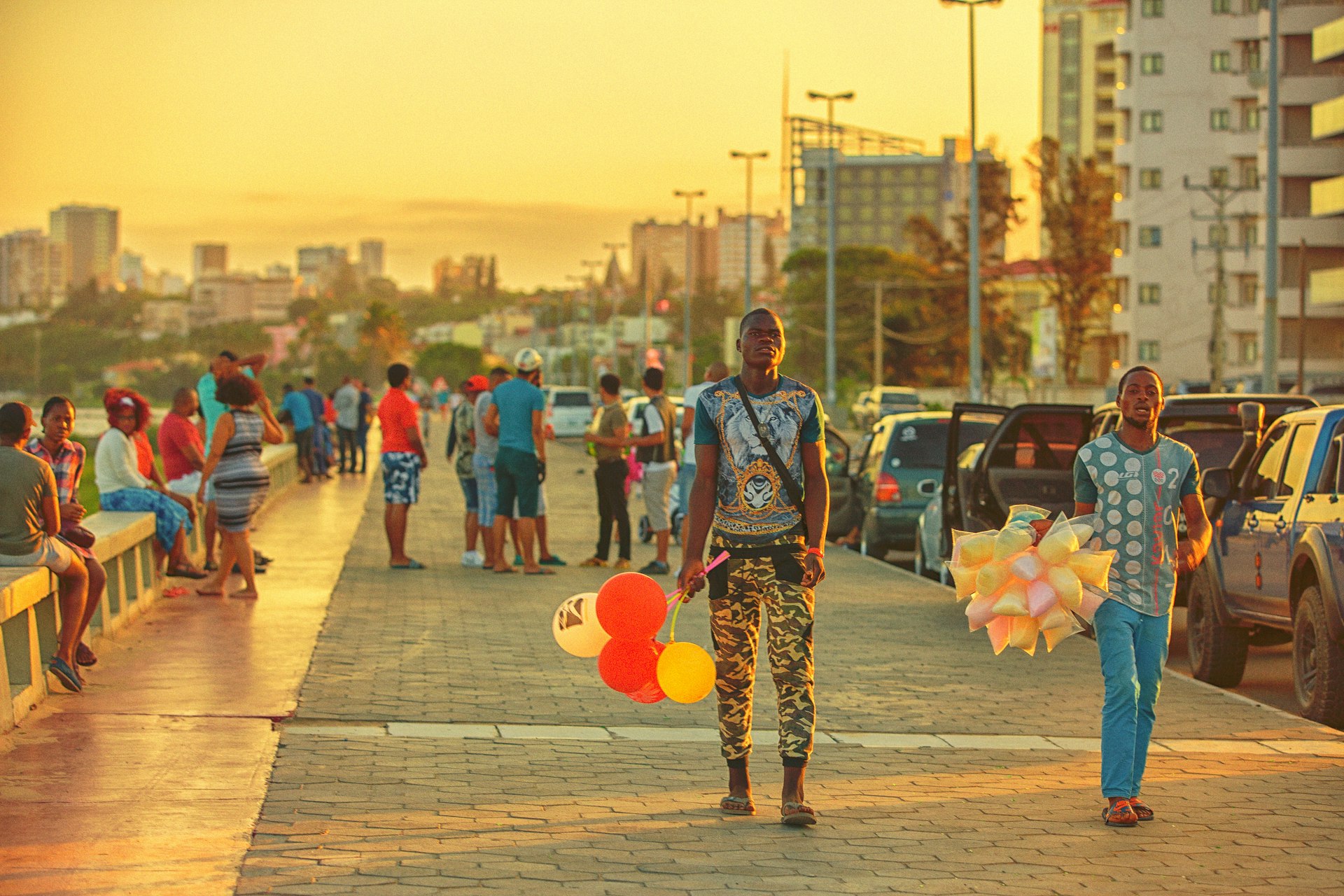 Scène de vie locale animée au coucher du soleil avec des habitants et des ballons