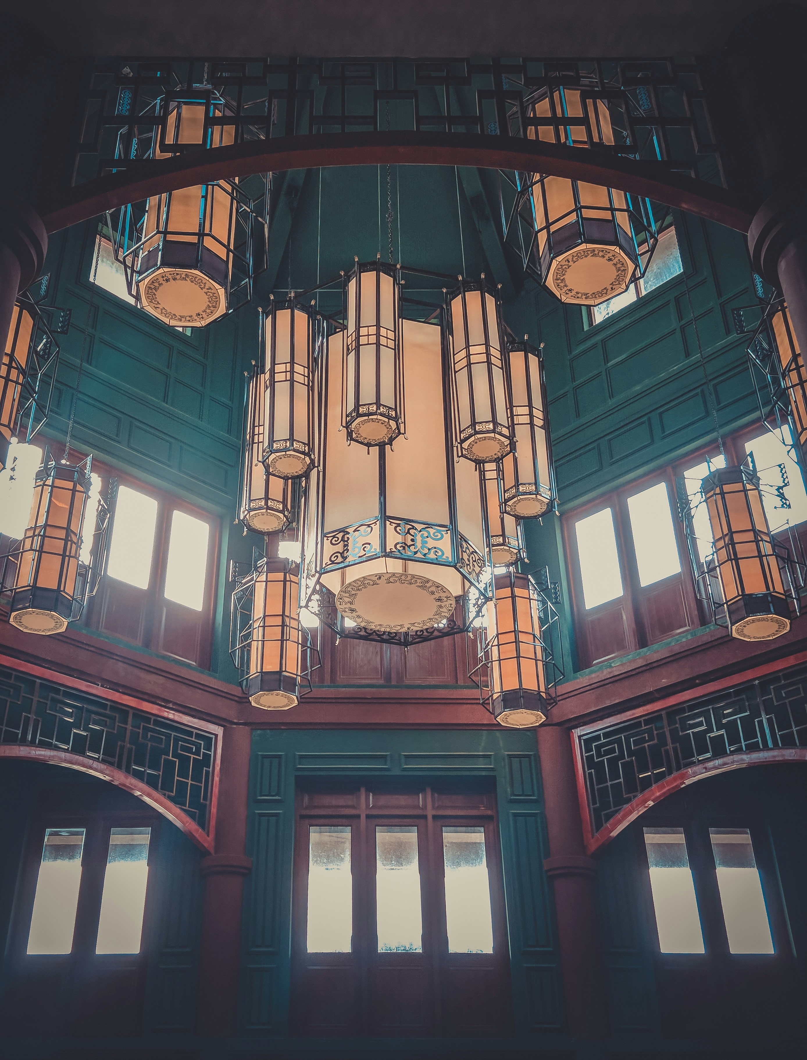 Bâtiment en béton vert et rouge avec suspensions beiges