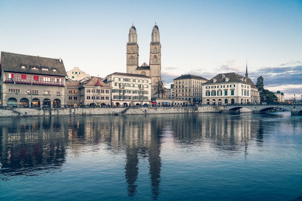 Gebäude vor Gewässer unter blauem Himmel