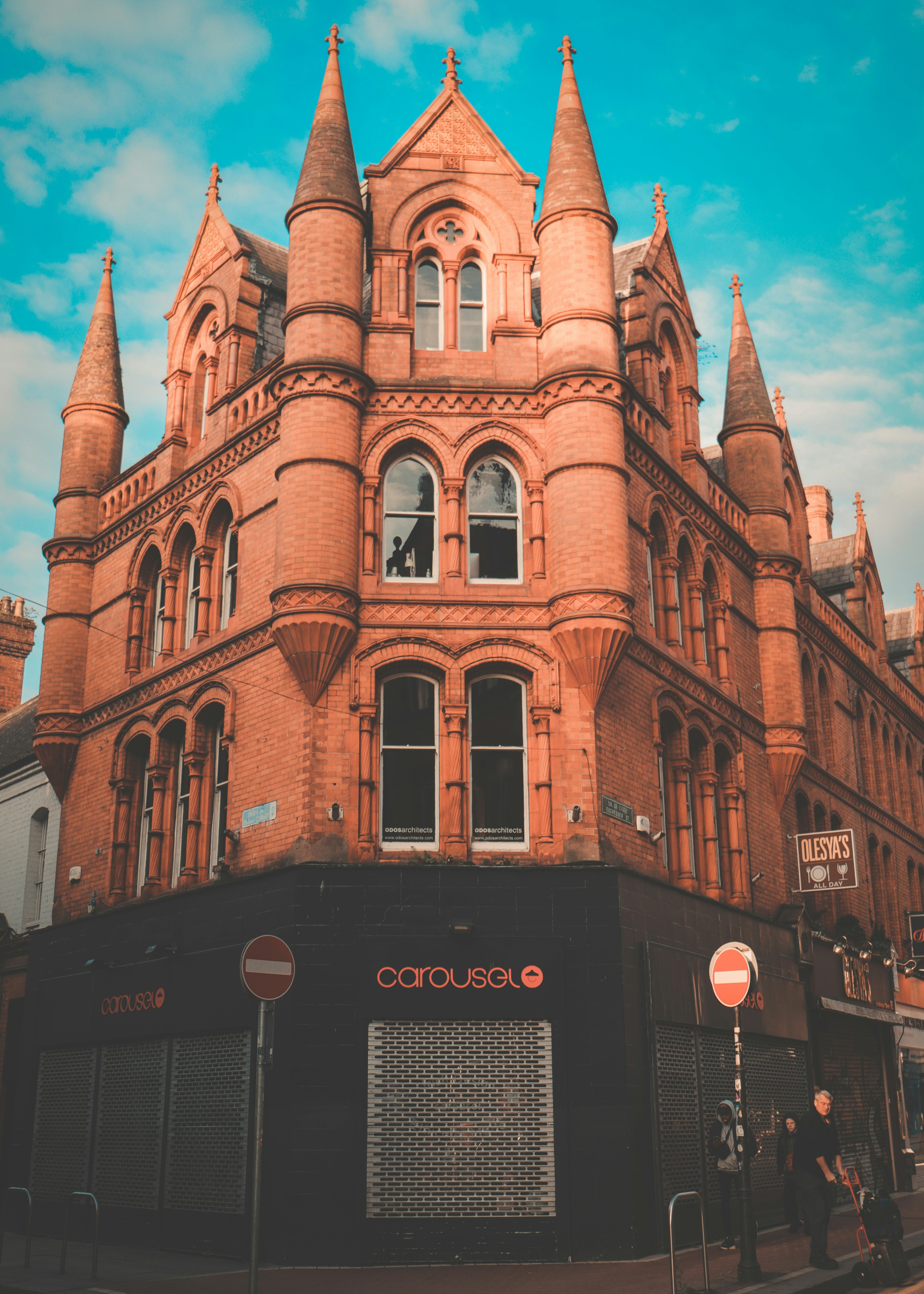 Castillo marrón bajo el cielo azul