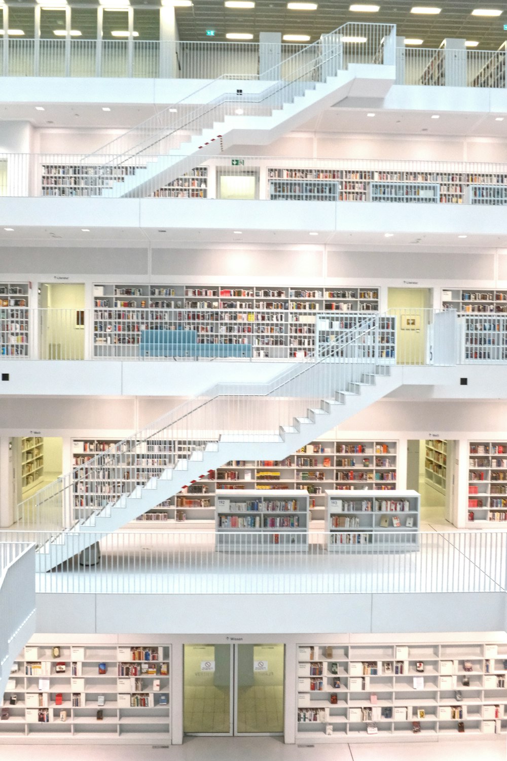 Bâtiment en béton blanc et vert