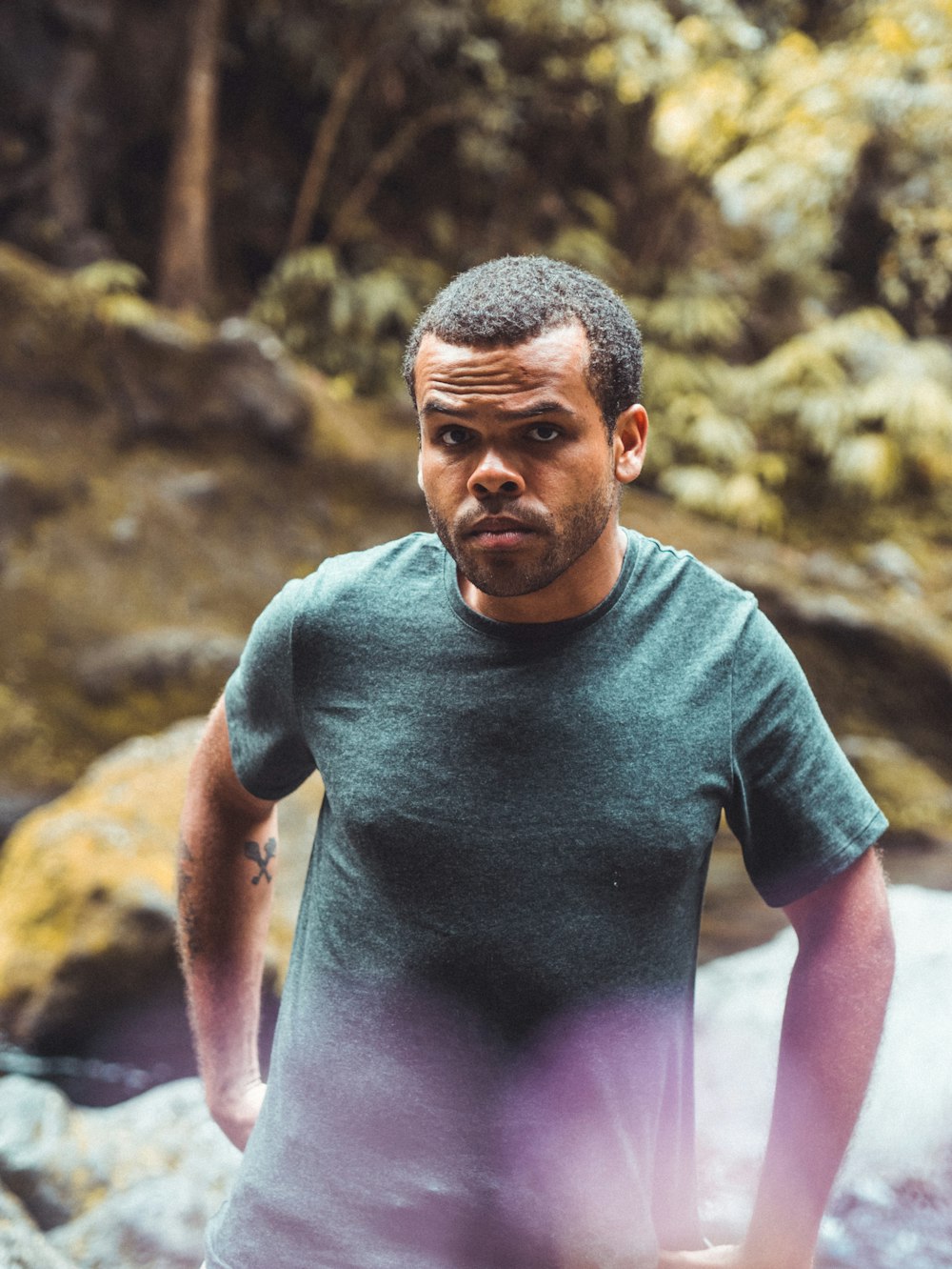 man wearing gray t-shirt