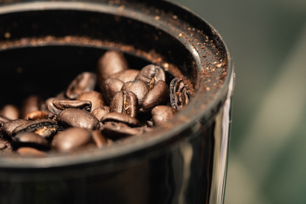 검은 용기에 커피 콩