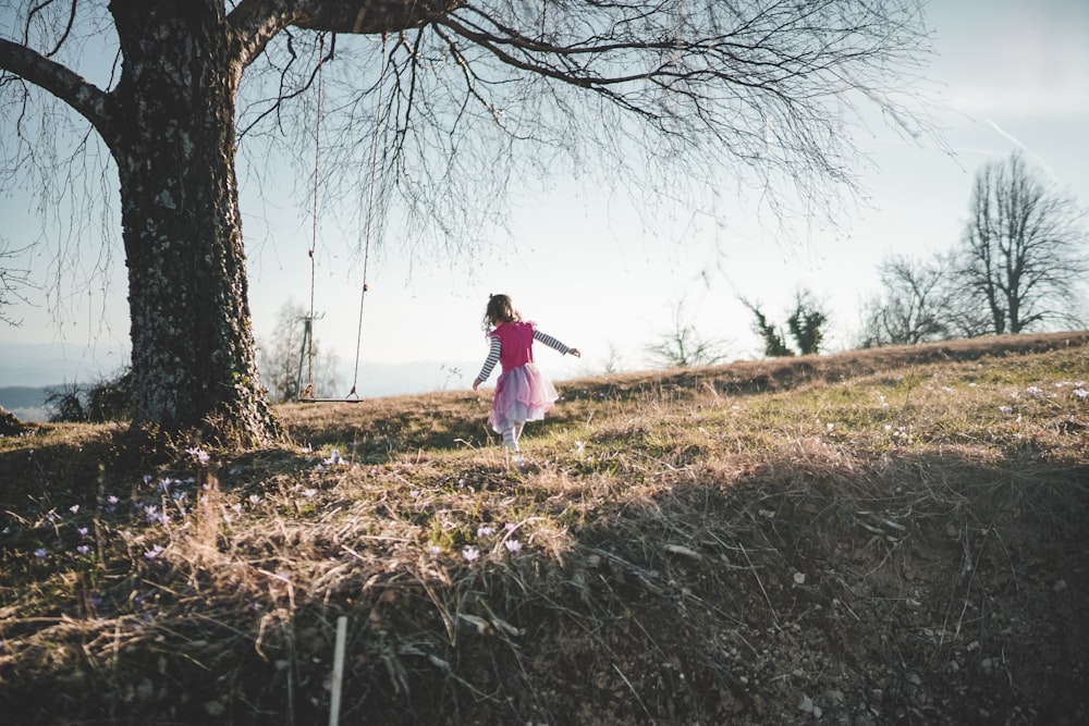 fille marchant près d’un arbre