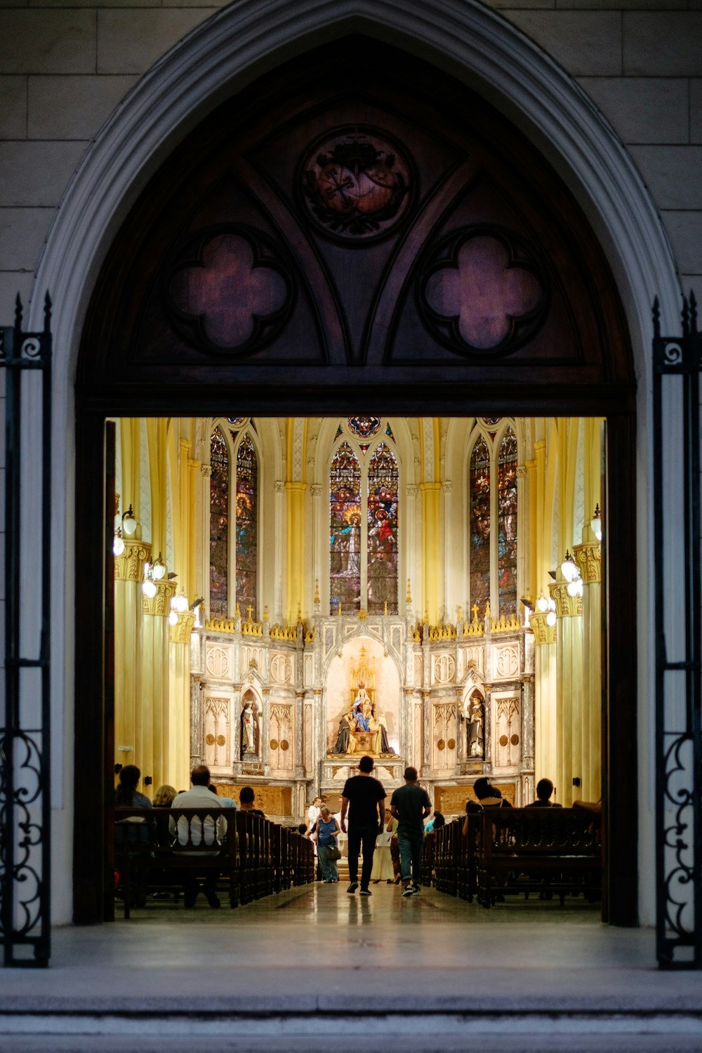 Persone all'interno della cattedrale con le luci