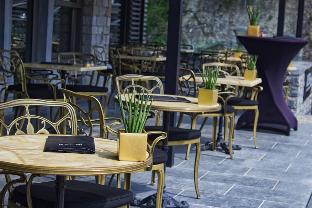 vacant table and chair outdoor during daytime