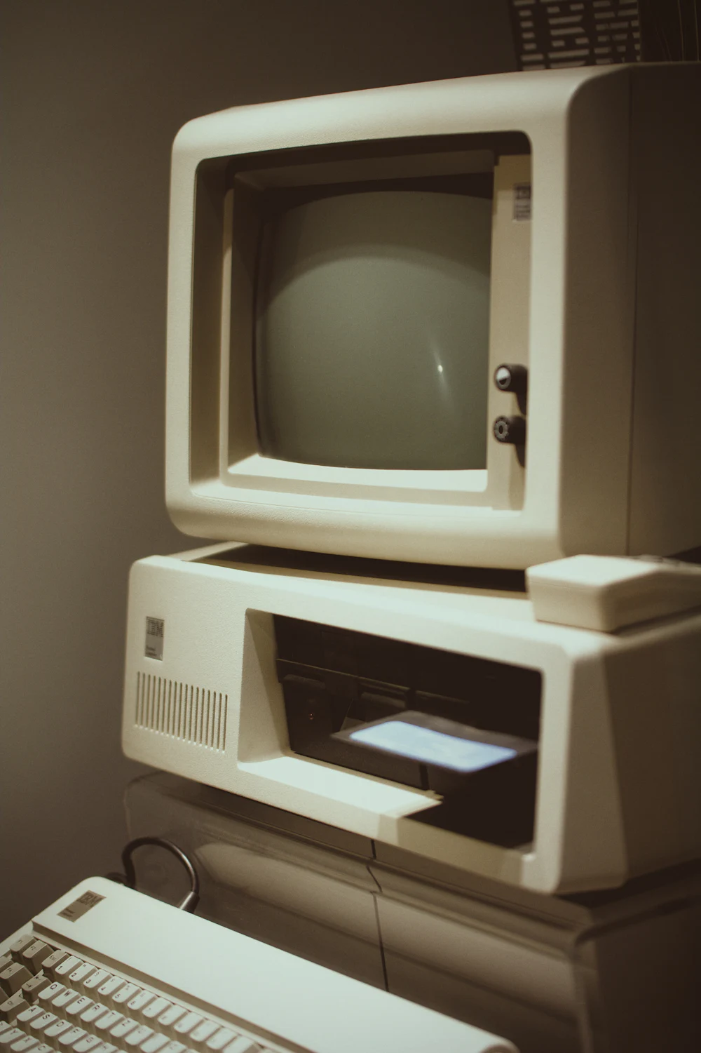 A rounded white desktop computer from the turn of the millennium.