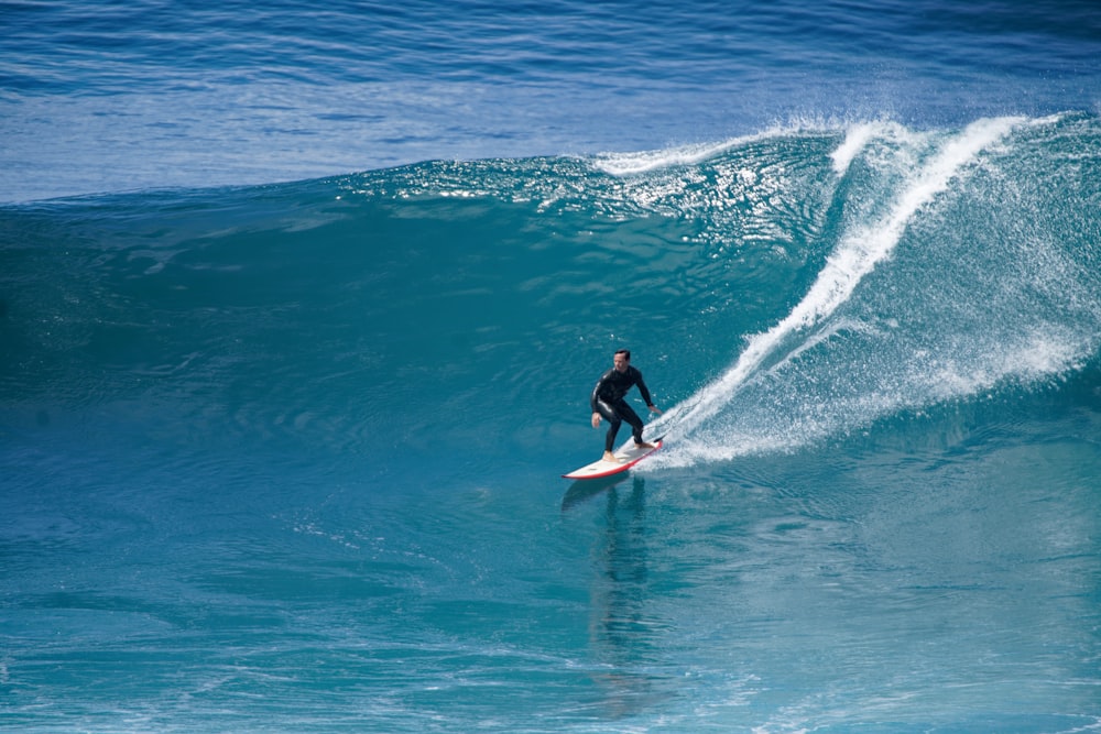 homme surfant pendant la journée